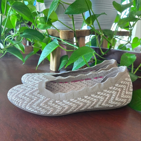 Skechers Flats - Picture 3 of 6